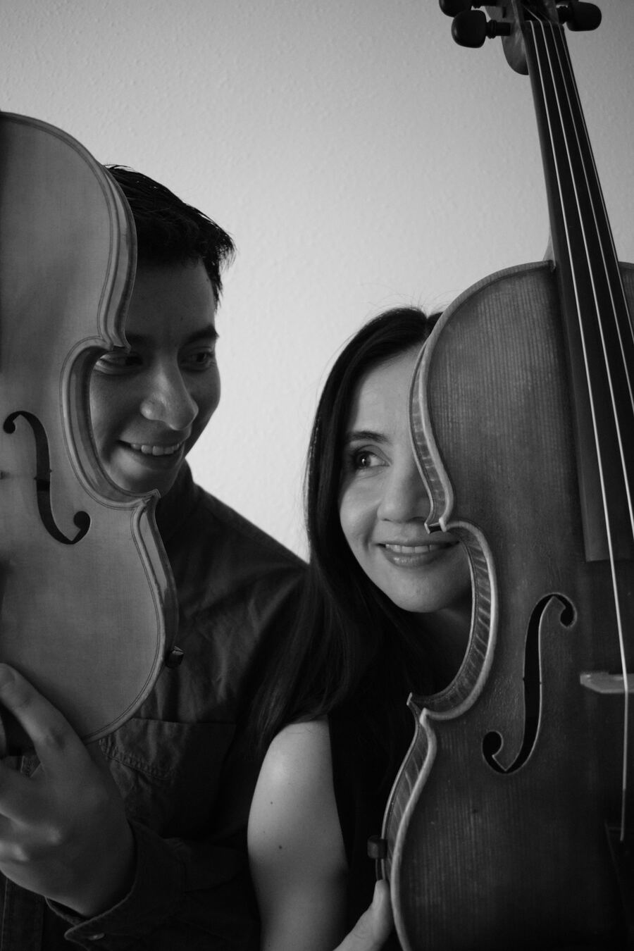 Juan y Claudia con sus instrumentos